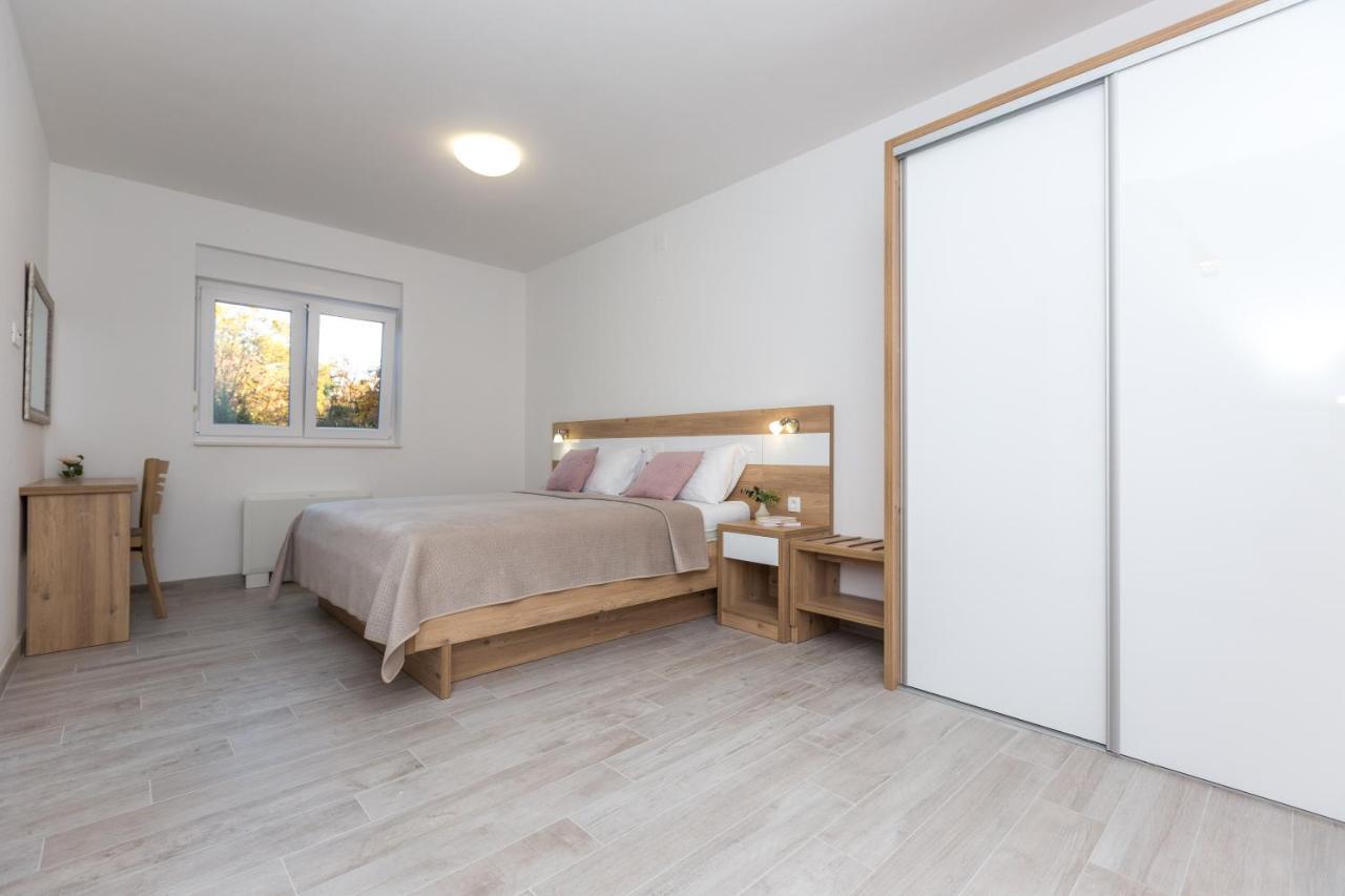 Apartmani Villa Paulo Starigrad Paklenica Bagian luar foto