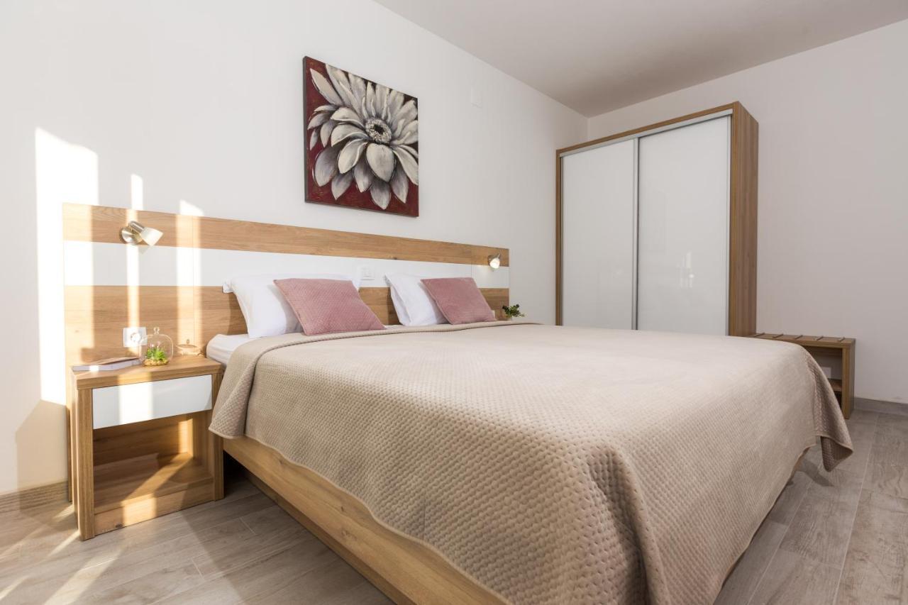 Apartmani Villa Paulo Starigrad Paklenica Bagian luar foto