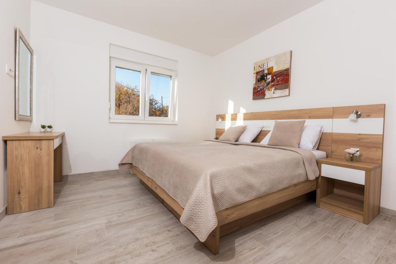 Apartmani Villa Paulo Starigrad Paklenica Bagian luar foto