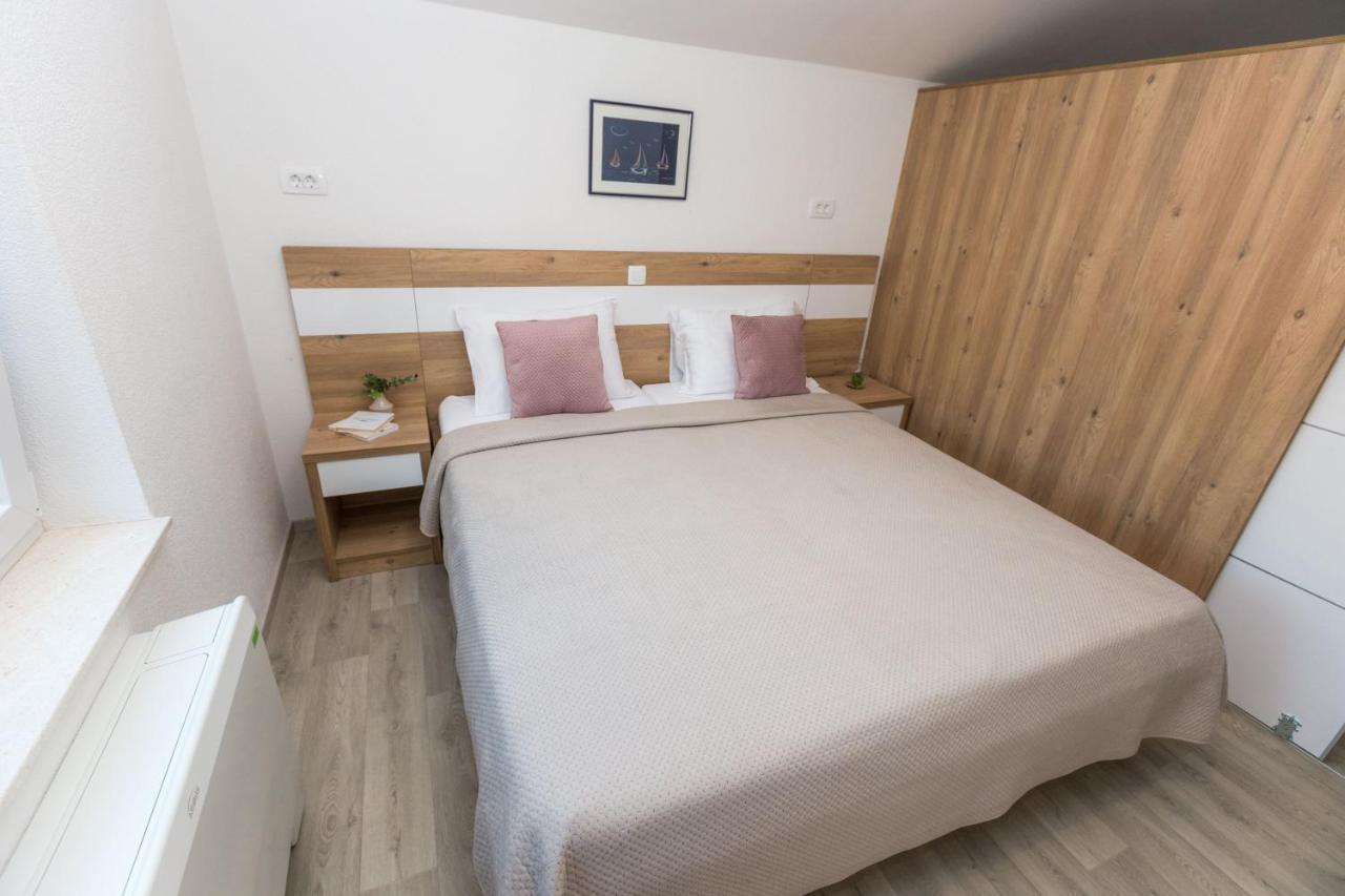 Apartmani Villa Paulo Starigrad Paklenica Bagian luar foto