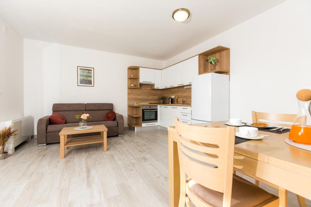Apartmani Villa Paulo Starigrad Paklenica Bagian luar foto