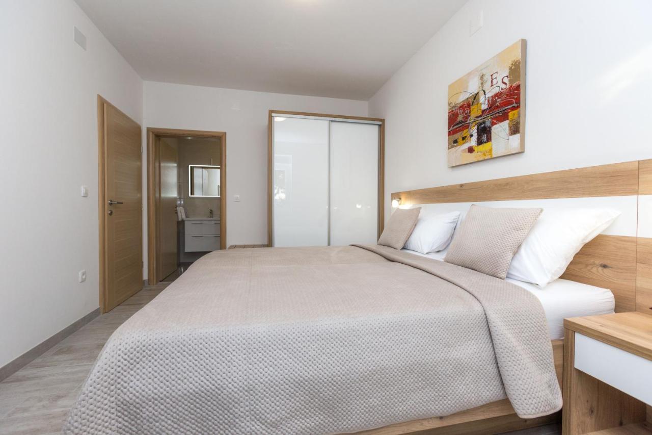Apartmani Villa Paulo Starigrad Paklenica Bagian luar foto