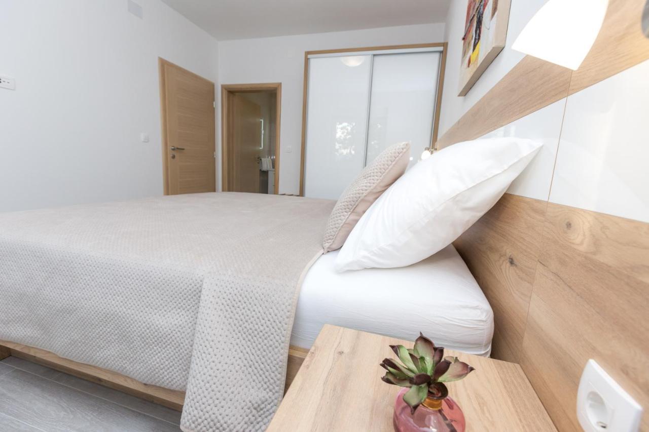 Apartmani Villa Paulo Starigrad Paklenica Bagian luar foto