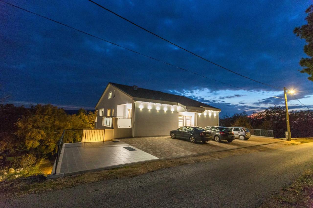 Apartmani Villa Paulo Starigrad Paklenica Bagian luar foto