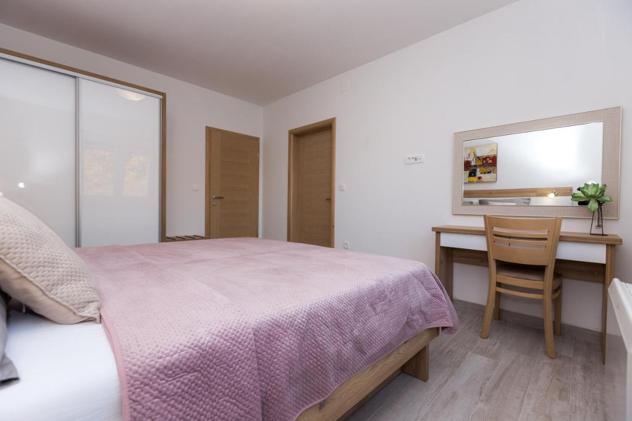 Apartmani Villa Paulo Starigrad Paklenica Bagian luar foto