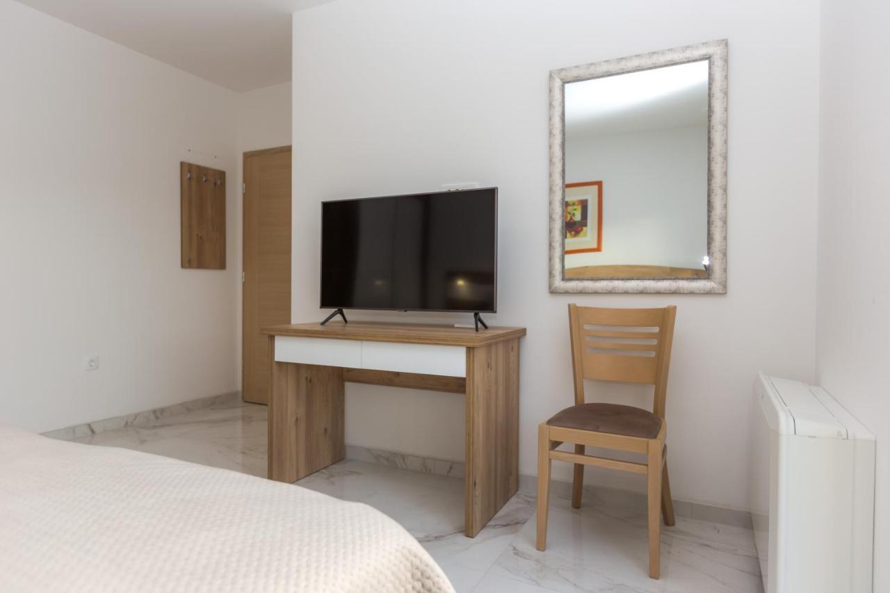 Apartmani Villa Paulo Starigrad Paklenica Bagian luar foto